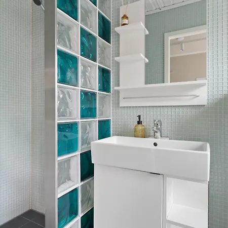 Cozy And Spacious In Centre