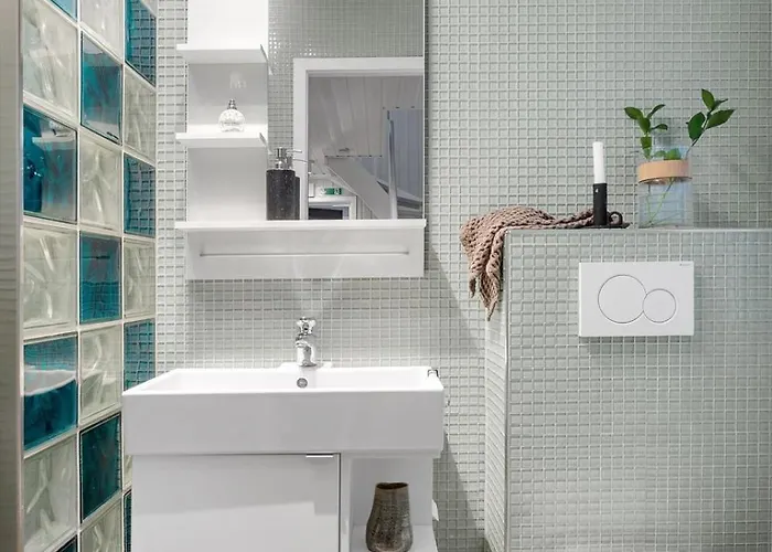 Cozy And Spacious In Centre *